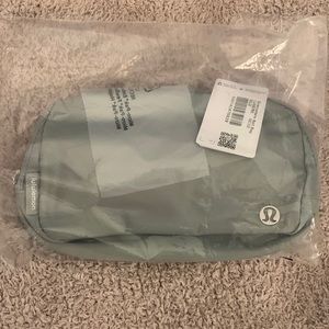 NWT LULULEMON EVERYWHERE BELT BAG IN SILVER